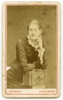 Portret kobiety, zdjęcie wykonano w atelier fotograficznym, Białystok, 1880-1889 r. Fot. Zakład Fotograficzny "Wanda"