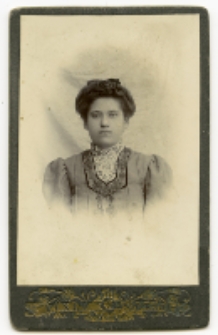 Portret kobiety, zdjęcie wykonano w atelier fotograficznym, ul. Sienkiewicza 12, 1902-1903 r. Fot. Zakład Fotograficzny Chaima Zelmana-Jankielewicza