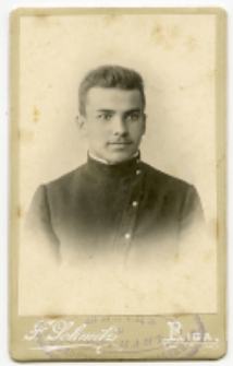 Portret mężczyzny, zdjęcie wykonano w atelier fotograficznym, ul. Sienkiewicza 12, 1901-1902 r. Fot. Zakład Fotograficzny Franza Schmitza i Chaima Zelmana-Jankielewicza