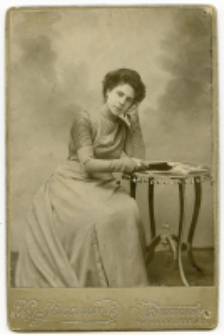 Portret kobiety, zdjęcie wykonano w atelier fotograficznym, ul. Sienkiewicza 12, 1902-1903 r. Fot. Zakład Fotograficzny Chaima Zelmana-Jankielewicza