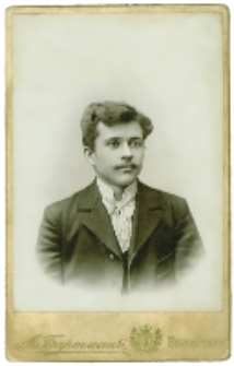 Portret mężczyzny, zdjęcie wykonano w atelier fotograficznym, ul. Kilińskiego 16, Białystok, 1896-1904 r. Fot. Zakład Fotograficzny Wolfganga A. Bartmanna