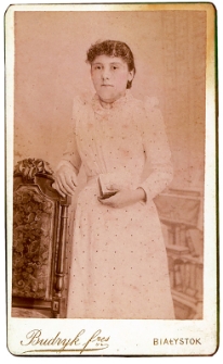 Portret kobiety, zdjęcie wykonano w atelier fotograficznym, ul. Sienkiewicza 18, Białystok, 1888-1915 r. Fot. Zakład Fotograficzny Braci Budryk