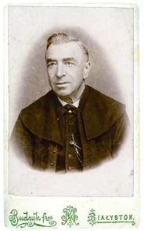 Portret mężczyzny, zdjęcie wykonano w atelier fotograficznym, ul. Sienkiewicza 18, Białystok, 1888-1915 r. Fot. Zakład Fotograficzny Braci Budryk