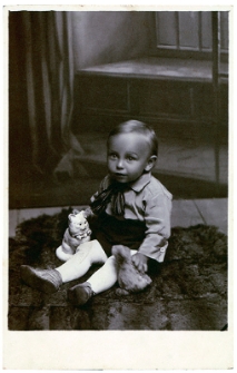 Portret dziecka, zdjęcie wykonano w atelier fotograficznym, ul. Sienkiewicza 16, Białystok, 1933 r. Fot. Zakład Fotograficzny Berko Polskiego