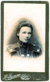 Portret kobiety, zdjęcie wykonano w atelier fotograficznym, ul. Lipowa, Białystok, 1905 r. Fot. Zakład Fotograficzny Braci Pumpian