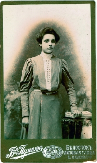 Portret kobiety, zdjęcie wykonano w atelier fotograficznym, ul. Lipowa, Białystok, 1905 r. Fot. Zakład Fotograficzny Braci Pumpian