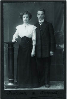 Portret kobiety i mężczyzny, zdjęcie wykonano w atelier fotograficznym, Białystok, 1897-1919 r. Fot. Zakład Fotograficzny Szymborskich "Rembrandt"