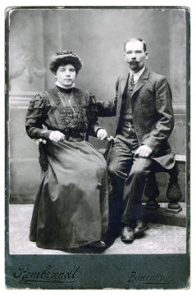 Portret kobiety i mężczyzny, zdjęcie wykonano w atelier fotograficznym, Białystok, 1897-1919 r. Fot. Zakład Fotograficzny Szymborskich "Rembrandt"