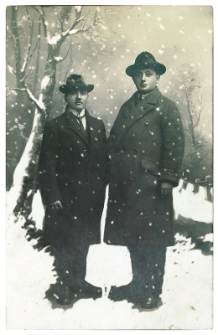 Portret dwóch mężczyzn w zimowej scenerii, zdjęcie wykonano w atelier fotograficznym, ul. Sienkiewicza 12, Białystok, 1903-1939 r. Fot. Zakład Fotograficzny Izraela Rendela