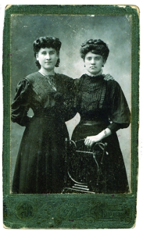 Portret dwóch kobiet, zdjęcie wykonano w atelier fotograficznym, ul. Sienkiewicza 12, Białystok, 1903-1939 r. Fot. Zakład Fotograficzny Izraela Rendela