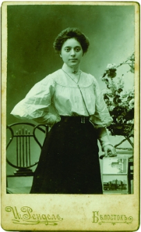 Portret kobiety, zdjęcie wykonano w atelier fotograficznym, ul. Sienkiewicza 12, Białystok, 1903-1939 r. Fot. Zakład Fotograficzny Izraela Rendela