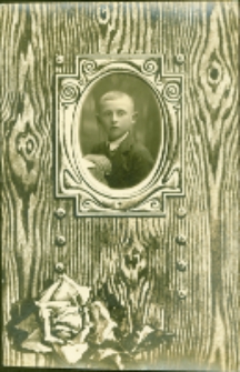 Portret chłopca, zdjęcie wykonano w atelier fotograficznym, ul. Częstochowska 9, Białystok, 1919-1939 r. Fot. Zakład Fotograficzny Sołowiejczyków