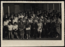 Nauczyciele i uczniowie Szkoły Podstawowej nr 10, ul. Spacerowa 6, Białystok, 1962 r.