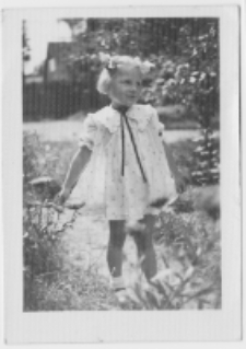 Anna Skowrońska w ogrodzie przy ul. Wiktorii 3 i 3a, Białystok, sierpień 1953 r.