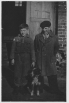 Dwaj chłopcy z psem, os. Bojary, Białystok, XX w.