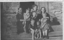 Zdjęcie rodzinne przed domem, os. Bojary, Białystok, XX w.