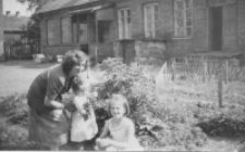 W ogrodzie przed domem, ul. Modlińska 8, Białystok, 1958 r.