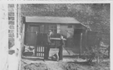 Dwaj chłopcy na tle Fabryki Tytoniu, ul. Modlińska 8, Białystok, 1957 r.