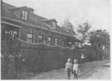 Dzieci przed przedszkolem, ul. Modlińska 10, Białystok, lata 50. XX w,