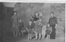 Zdjęcie rodzinne, w tle Fabryka Tytoniu, ul. Modlińska, Białystok, 1953 r.