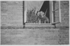 Kobieta i mężczyzna w oknie domu, os. Bojary, Białystok, lata 50. XX w.