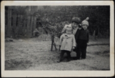 Dzieci w ogrodzie, ul. Modlińska 8, Białystok, 1954-1957 r.