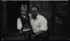 Ojciec z córką, ul. Modlińska 8, Białystok, 1963 r.