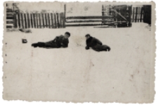 Dwaj chłopcy w śniegu, Modlińska 8, Białystok, 1958 r.