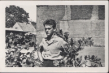 Mężczyzna w ogrodzie, ul. Modlińska 6, Białystok, 1966 r.