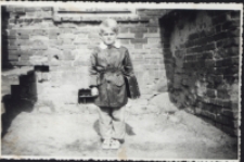 Chłopiec przed domem, ul. Modlińska 8, Białystok, 1958 r.