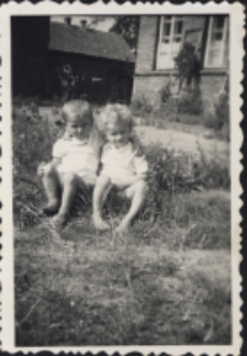 Dwoje dzieci w ogrodzie, ul. Modlińska 8, Białystok, 1957 r.