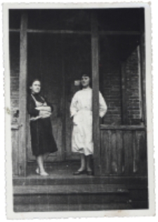 Dwie kobiety przed wejściem do domu, ul. Modlińska 8, Białystok, początek lat 50. XX w.
