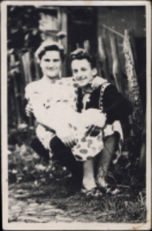 Kobieta i mężczyzna w ogrodzie, ul. Sobieskiego 16, Białystok, XX w.