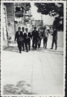 Mężczyźni idący ulicą, lata 60. XX w.