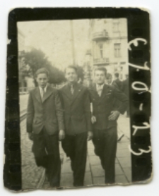 Trzej mężczyźni idący na Rynek Kościuszki, ul. Sienkiewicza (okolice ul. Nadrzecznej), Białystok, lata 30. XX w.