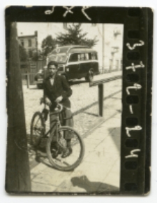 Mężczyzna z rowerem, w tle autobus komunikacji miejskiej linii B, ul. Sienkiewicza (okolice ul. Nadrzecznej), Białystok, lata 30. XX w.