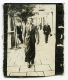 Mężczyzna na ulicy, okolice Kina Apollo, ul. Sienkiewicza 22, Białystok, 1938 r.
