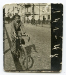 Mężczyzna na rowerze, ul. Sienkiewicza (okolice ul. Nadrzecznej), Białystok, lata 30. XX w.