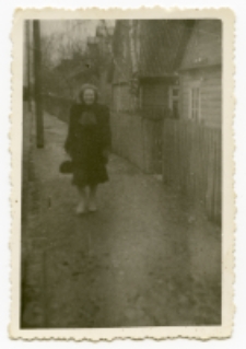 Kobieta przed posesją domu, ul. Koszykowa 17, Białystok, 1948-1950 r.