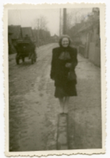 Kobieta na ulicy, w tle samochód, ul. Koszykowa, Białystok, 1948-1950 r.