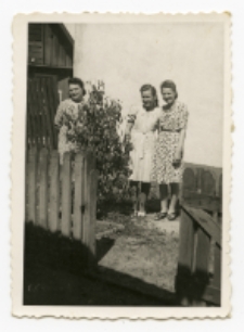 Trzy kobiety w ogrodzie, ul. Koszykowa 17, Białystok, lata 40. XX w.