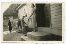 Przed domem, ul. Koszykowa 17, Białystok, lata 40. XX w.