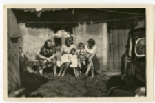 Przed domem, ul. Koszykowa 17, Białystok, początek lat 50. XX w.