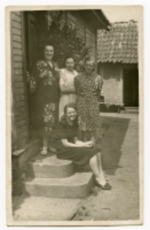 Na schodach domu, ul. Koszykowa 17, Białystok, lata 40. XX w.