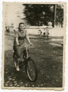 Kobieta jadąca na rowerze przy Pałacu Branickich w kierunku ul. Kilińskiego, Plac Branickich, Białystok, lata 30. - 40. XX w.