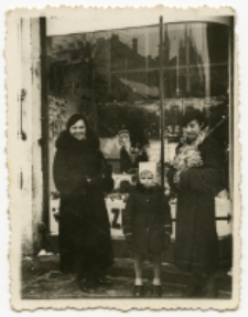 Kobiety z dziewczynką na tle wystawy sklepowej, Białystok, 11 styczeń 1938 r. Fot. Zakład Fotograficzny "Foto-Film"