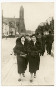 Kobiety na spacerze, Rynek Kościuszki, Białystok, 1919-1939 r. Fot. Zakład Fotograficzny "Foto-Film"