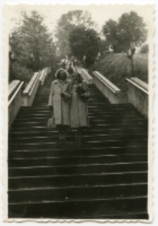 Dwie kobiety na schodach, lata 40. - 50. XX w.