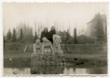 Przy rzeźbie Praczki, park Plany, Białystok, lata 40. - 50. XX w.