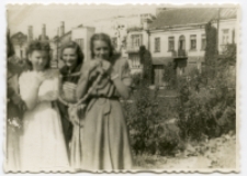 Kobiety jedzące obwarzanki, ul. Dąbrowskiego, Białystok, lata 40. - 50. XX w.